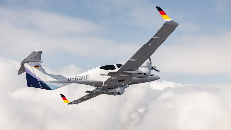 Flugzeug der European Flight Academy in den Wolken
