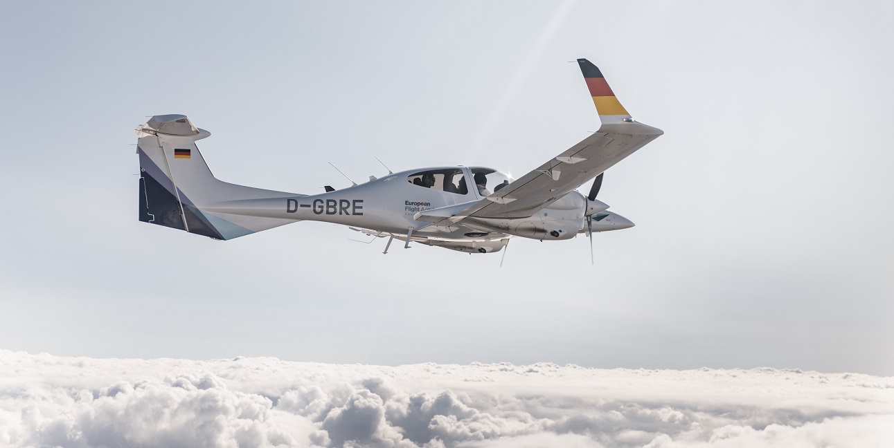 A training aircraft of the European Flight Academy during the landing approach at the airport Phoenix/Arizona (USA)