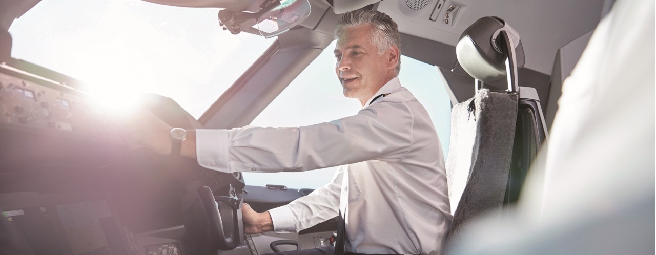Ein Pilot sitzt in einem Cockpit 