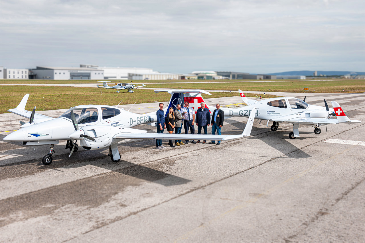 Ein Expertenteam von LAT hat die zwei neuen Trainingsflugzeuge des Typs DA-42-VI vom Werk des Herstellers Diamond Aircraft Industries von Wiener Neustadt nach Rostock-Laage überführt.