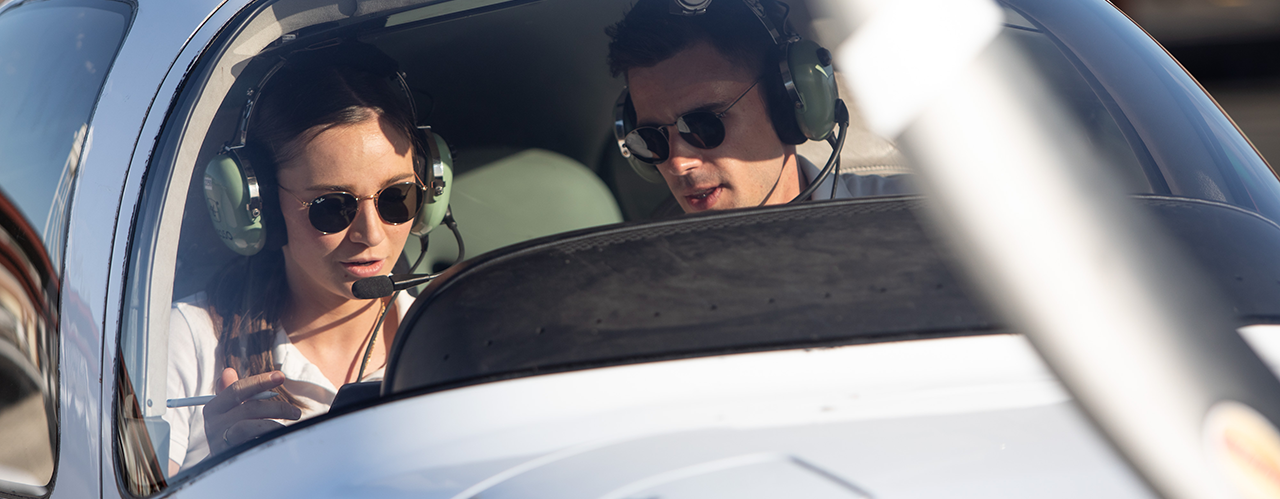 Ein Schulungsflugzeug für die Pilotenausbildungn steht auf einer Startbahn bei Sonnenaufgang