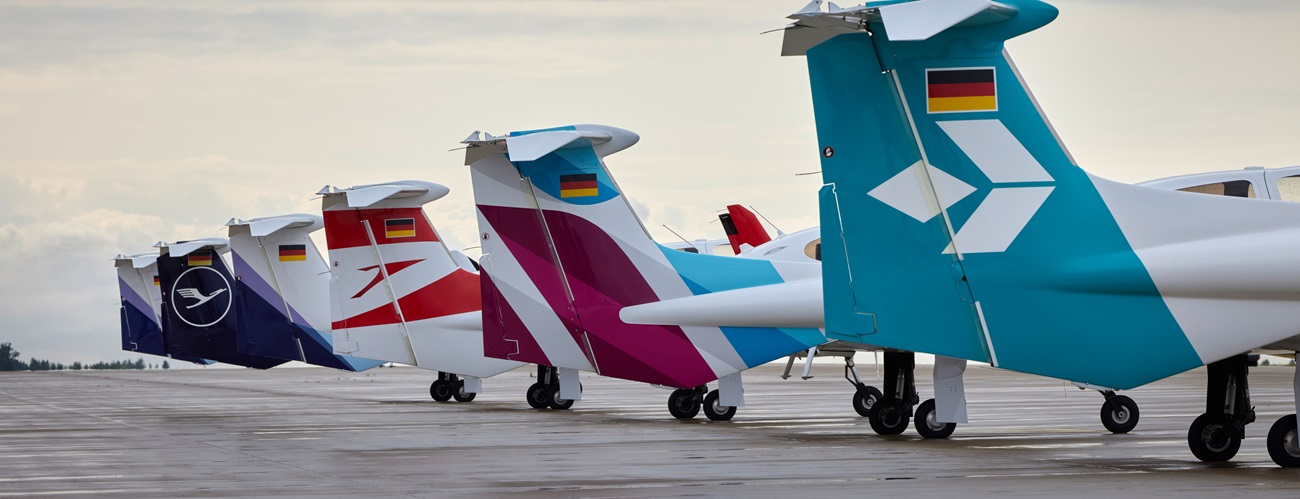 Eine Flugschüler: in inspeziert eine DA42.