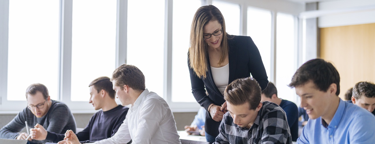 Eine Interessent:in in einer Bewerbungsgesprächssituation für die Pilotenausbildung