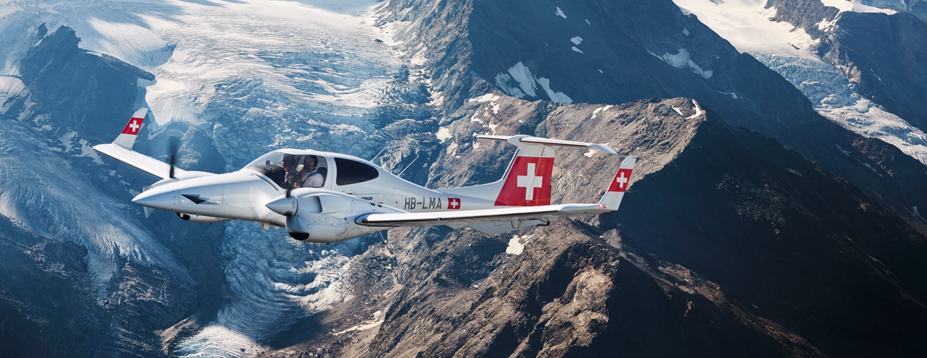 Mehrere Flugschüler lauf auf ein Diamnond Flugzeug zu. 