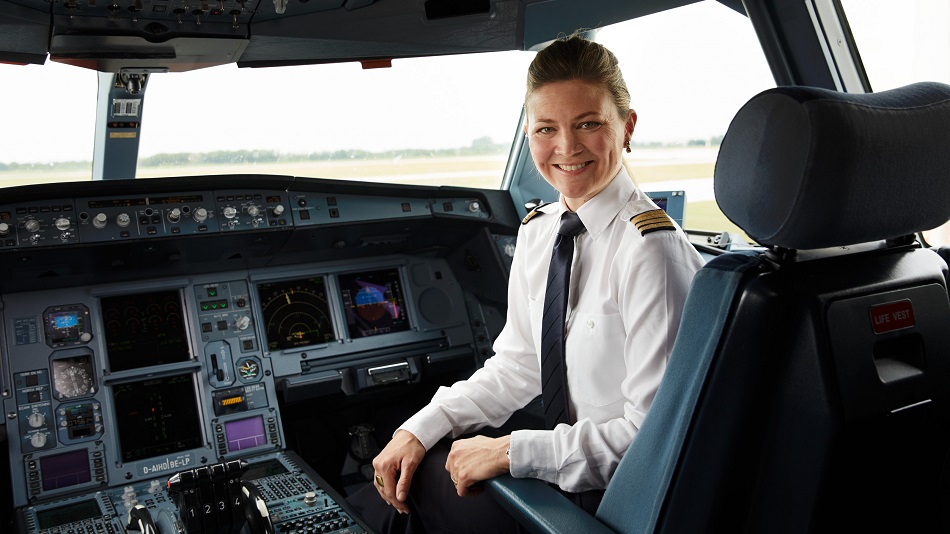 Eine Co-Pilot:in sitzt im Cockpit eines Flugzeuges.
