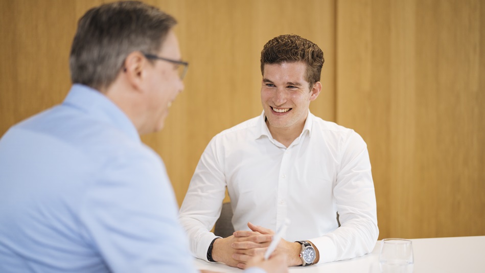 Zwei Personen führen ein Vorstellungsgespräch.