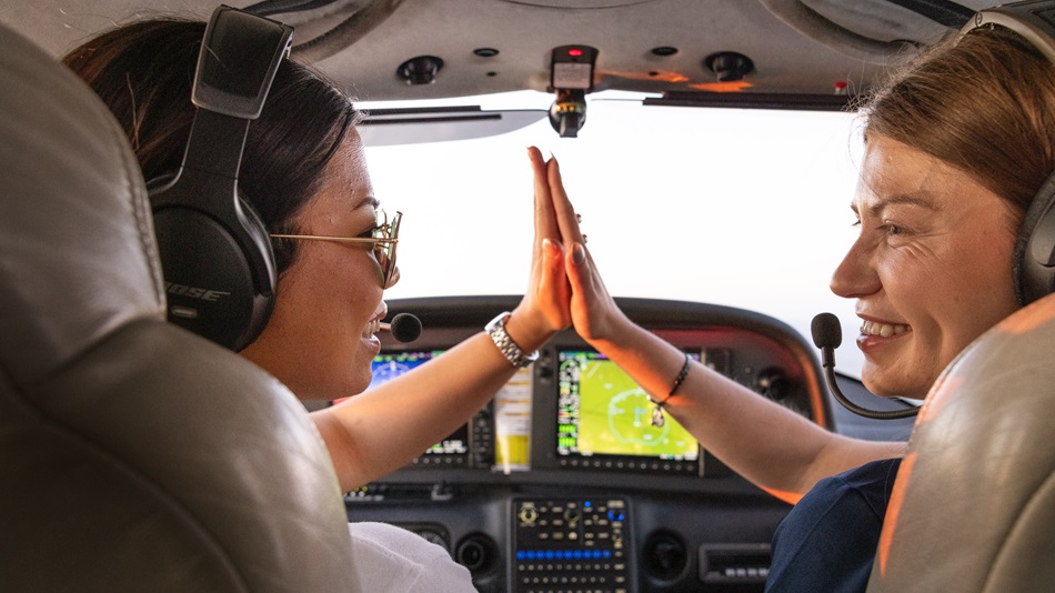 Ein Handschlag von zwei Personen.