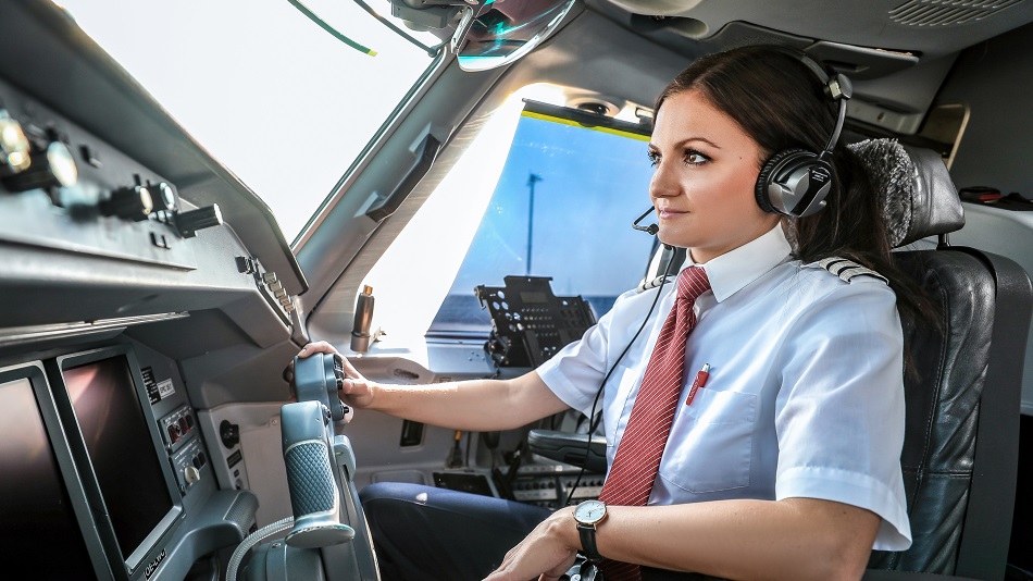 Ein First Officer steht lächelnd vor einem Airbus A350.