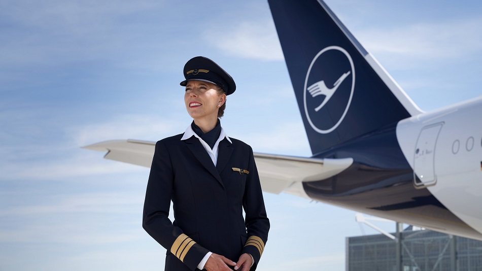 Ein senior first officer steht vor einem Airbus A350.