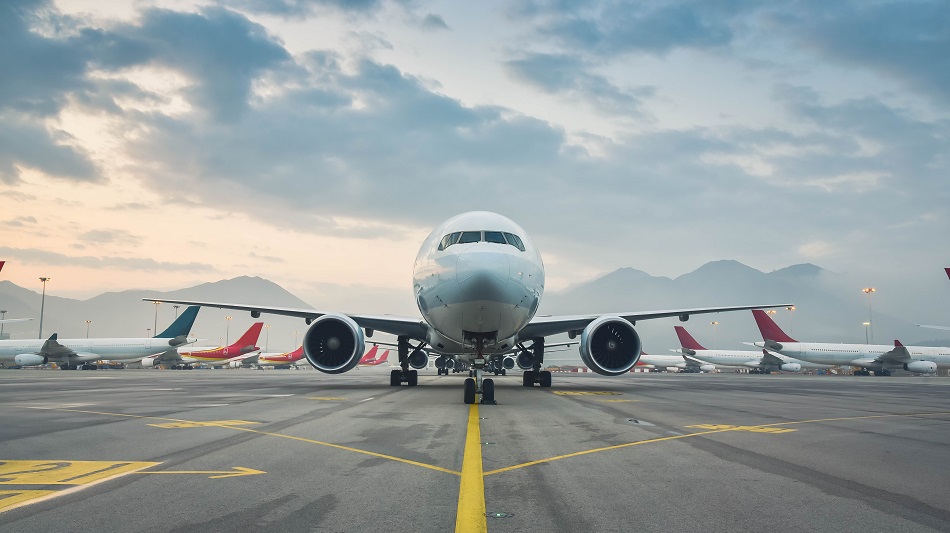 Ein Airbus A320 steht auf einem Vorfeld.