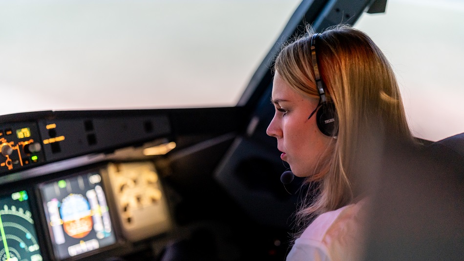 Eine Flugschüler:in sitzt im Cockpit eines A320 am Trainingsstandort in Berlin