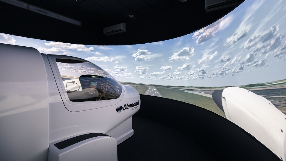 Eine Flugschüler:in sitzt in einem Simulator für ein Schulungsflugzeug.
